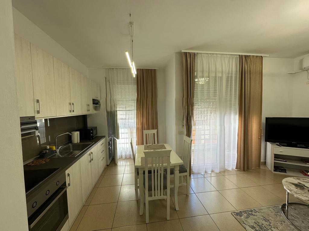 AFFITTASI APPARTAMENTO 1 + 1 VICINO ALLA SCUOLA DI BALLO 600 €