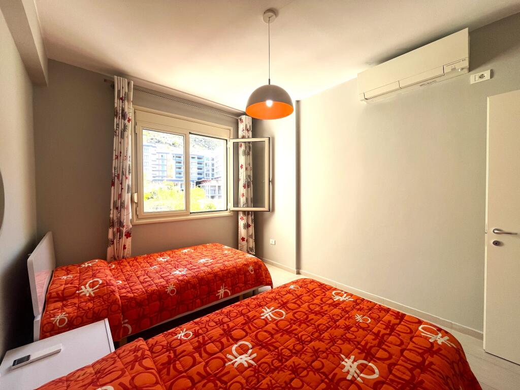 Apartament shumë i madh në zonën Uji i Ftohtë me verandë dhe pamje nga deti