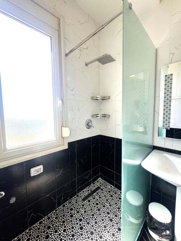 Apartament shumë i madh në zonën Uji i Ftohtë me verandë dhe pamje nga deti