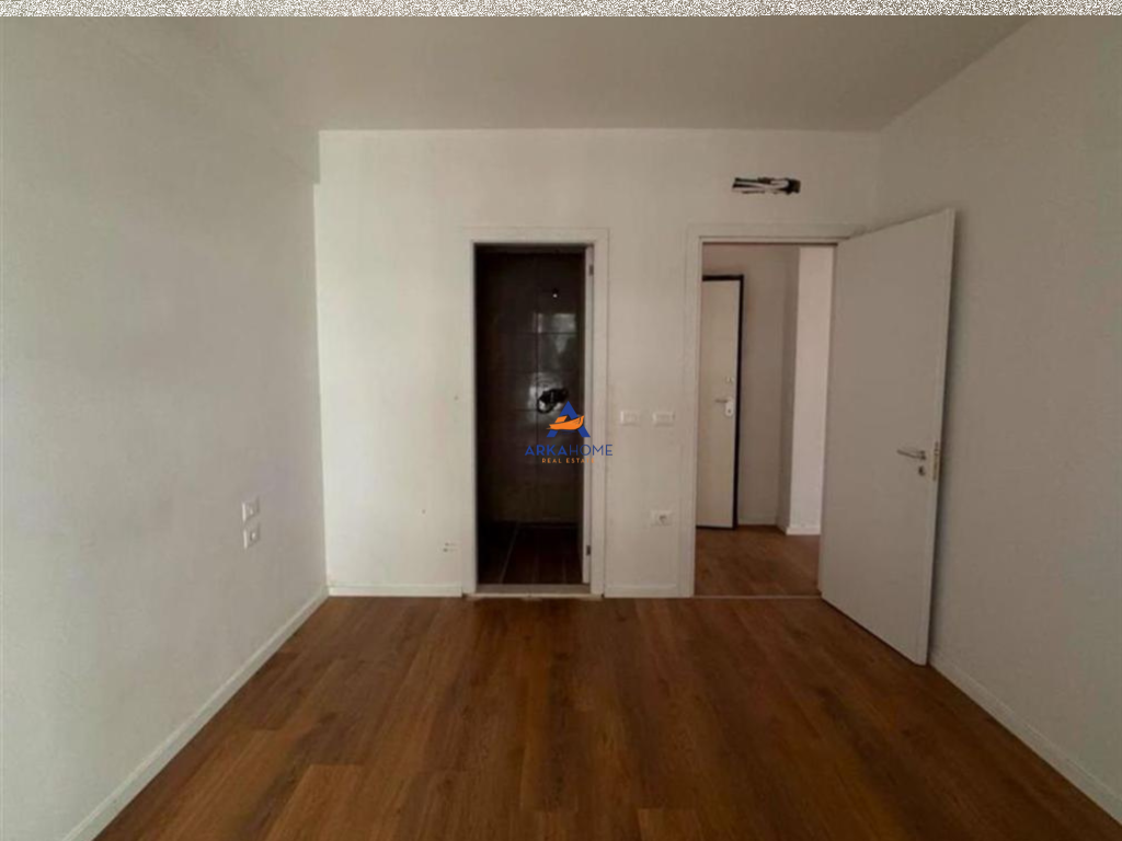 APARTAMENT ME QERA 2+1+BALLKON TE "DON BOSKO, PERBALLE GJYKATES ADMINISTRATIVE" 600 EURO