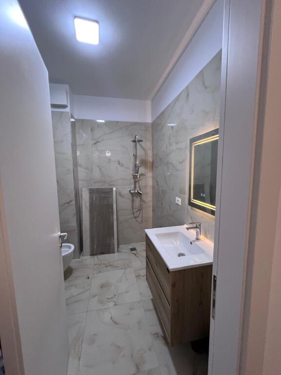 Apartament 2+1+2 me parkim per zyra, Stacioni i Trenit