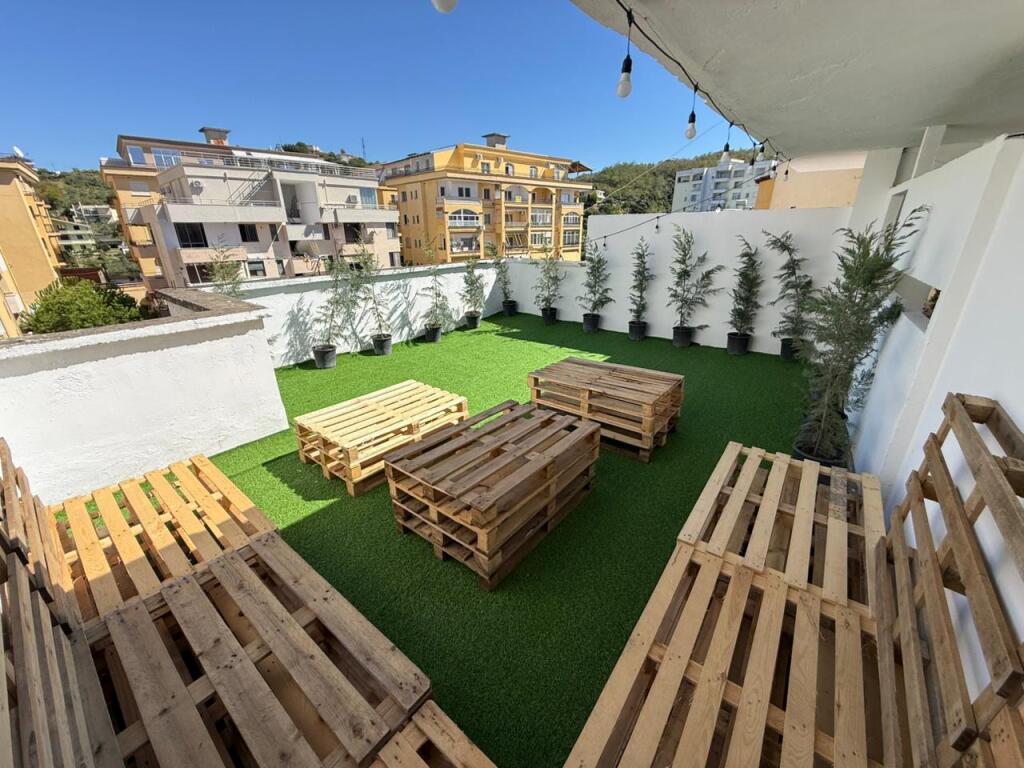 vendo appartamento 1+1 con terrazza 60 metri a Shkëmbi i Kavajës .
