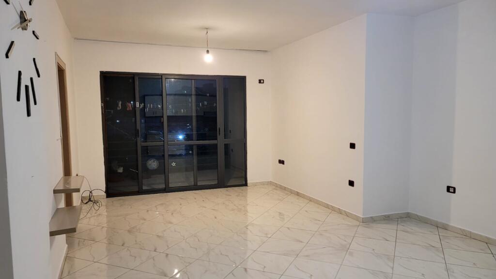 🏢Ne zonen e Astirit,prane Bar 2 Palmat,jepet me qera apartament 2+1,pjeserisht i mobiluar 380Euro   