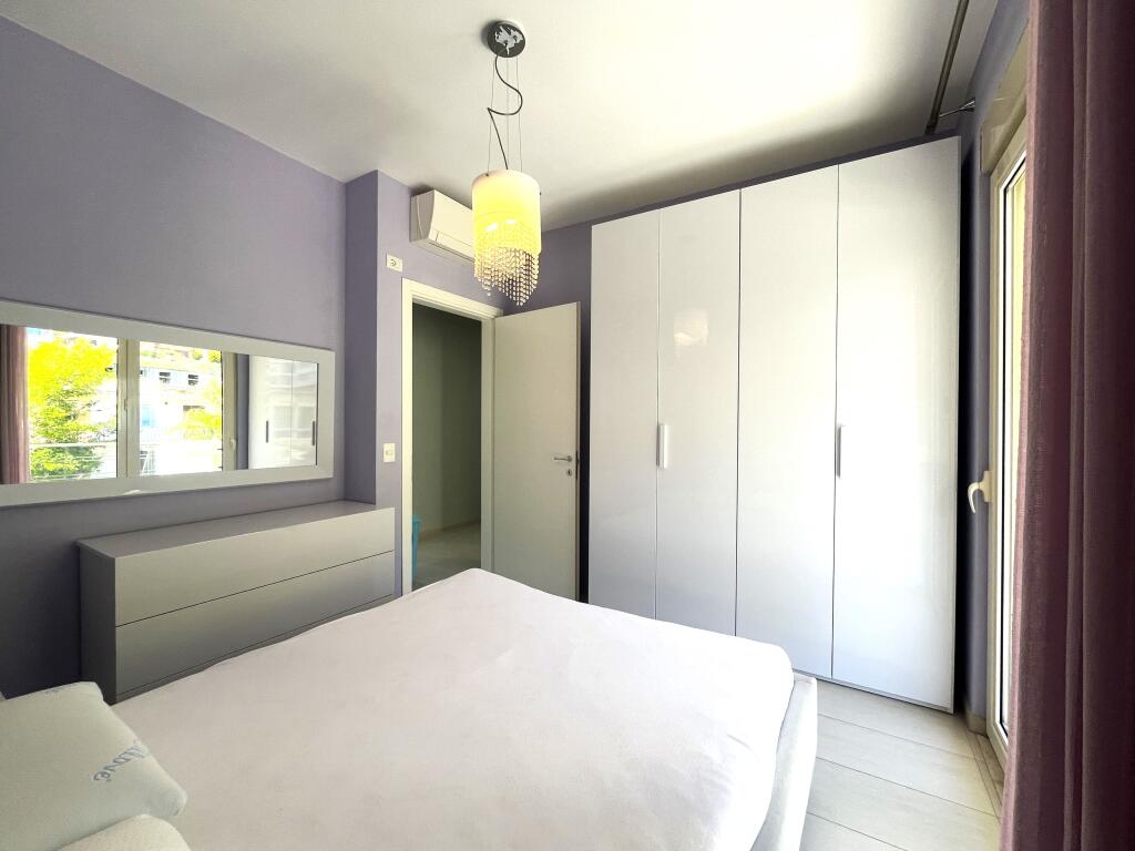 Apartament shumë i madh në zonën Uji i Ftohtë me verandë dhe pamje nga deti