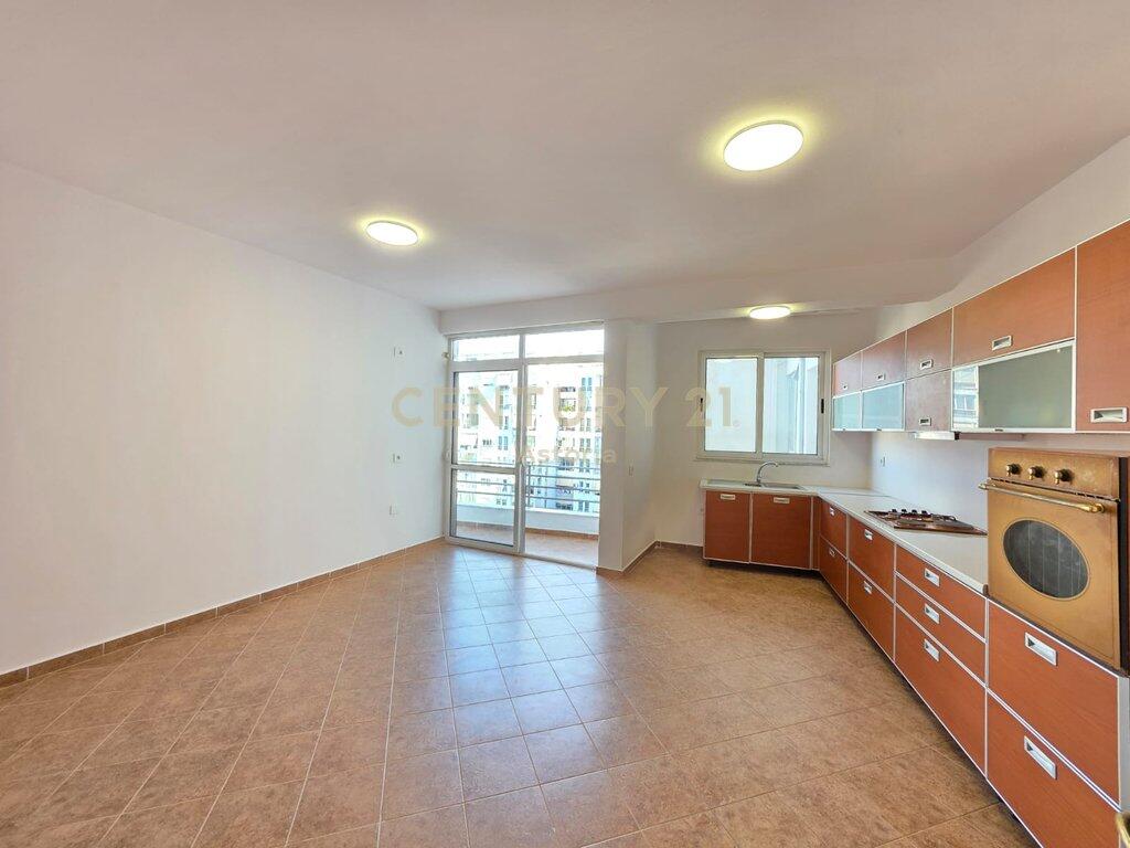 Appartamento 2+1 vuoto in affitto ad Astir – 5° piano, con illuminazione naturale e prezzo competitivo