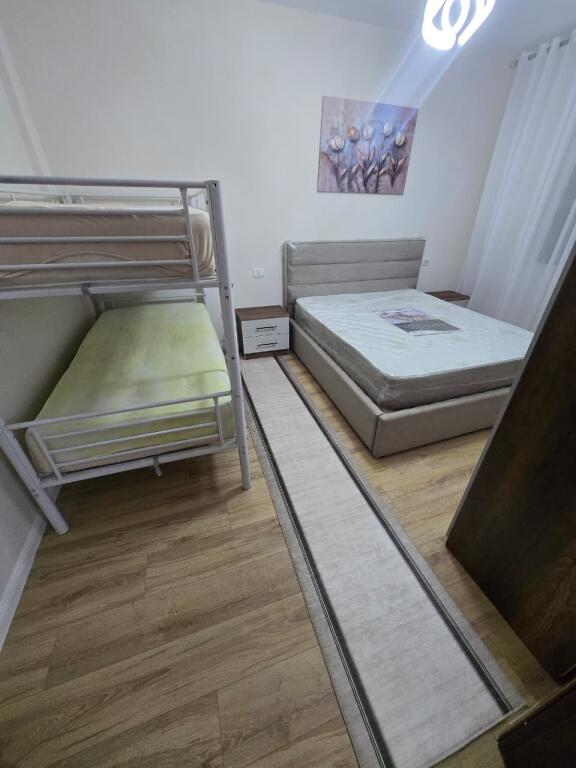vendo appartamento 1+1 con terrazza 60 metri a Shkëmbi i Kavajës .
