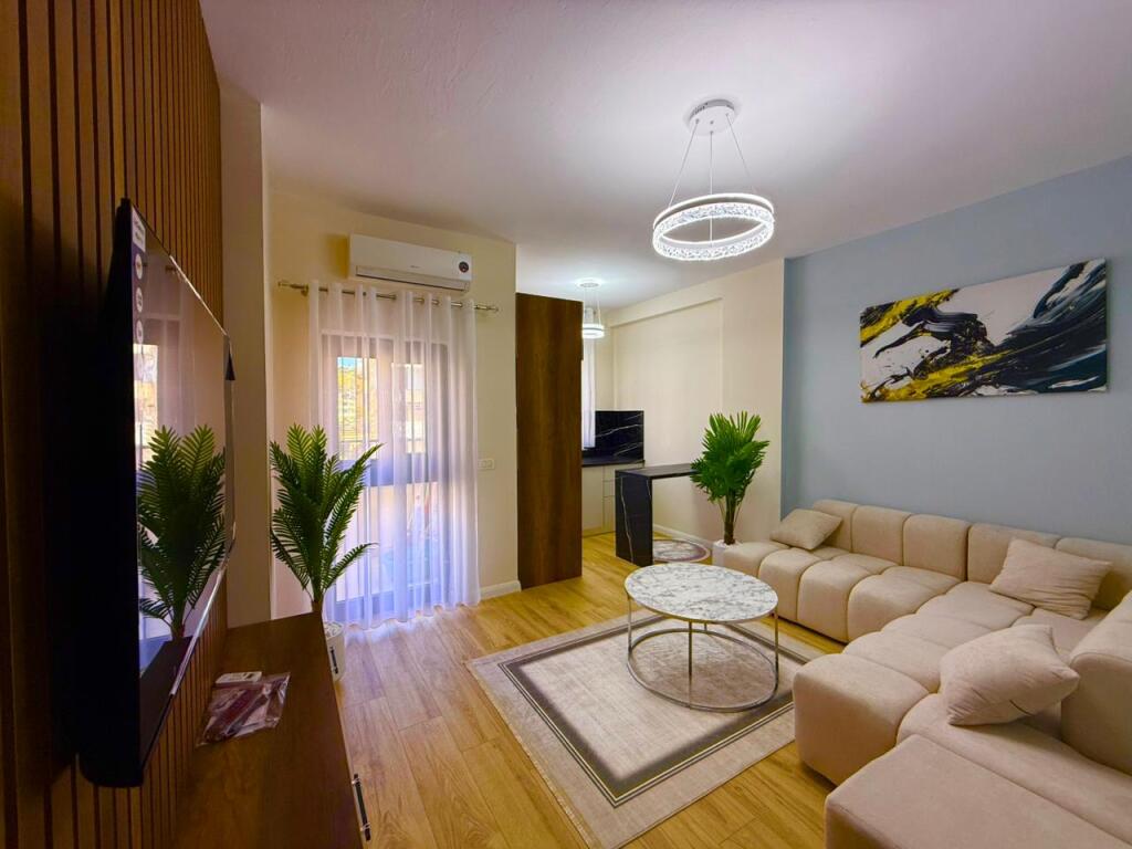 vendo appartamento 1+1 con terrazza 60 metri a Shkëmbi i Kavajës .
