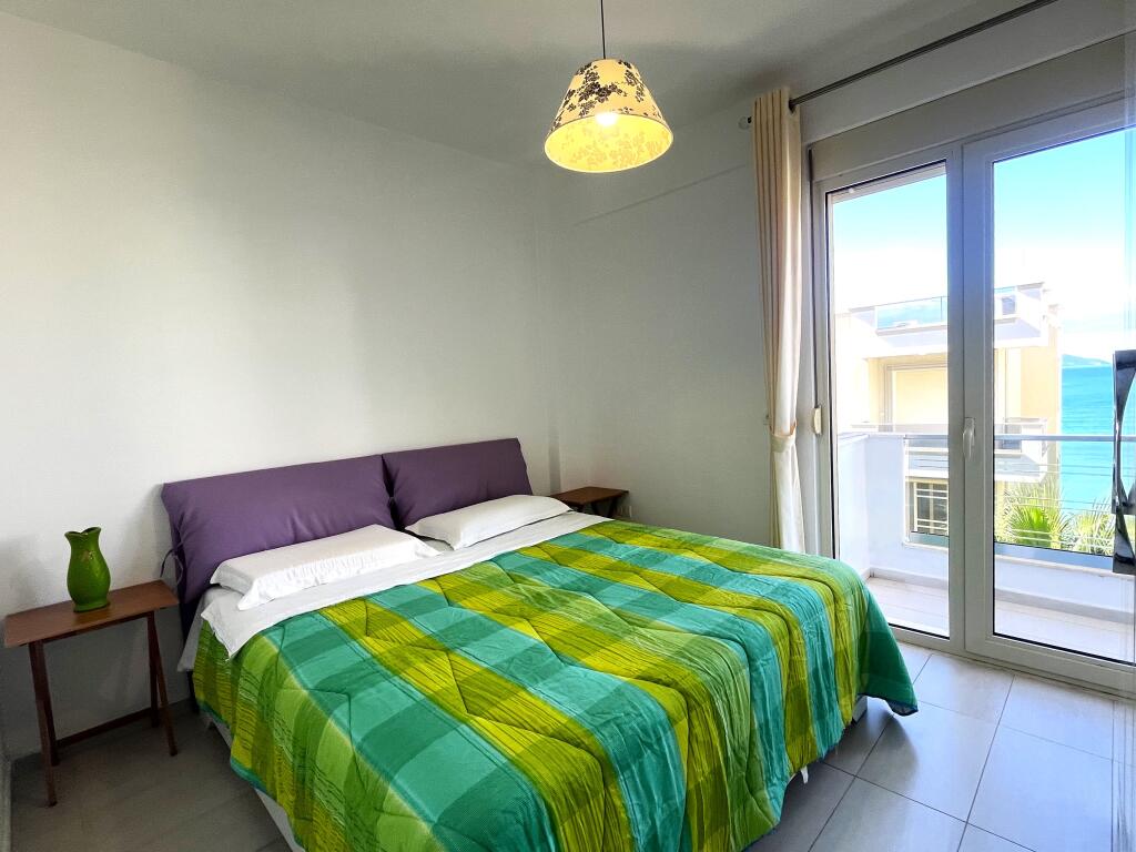 Apartament shumë i madh 700 metra nga deti