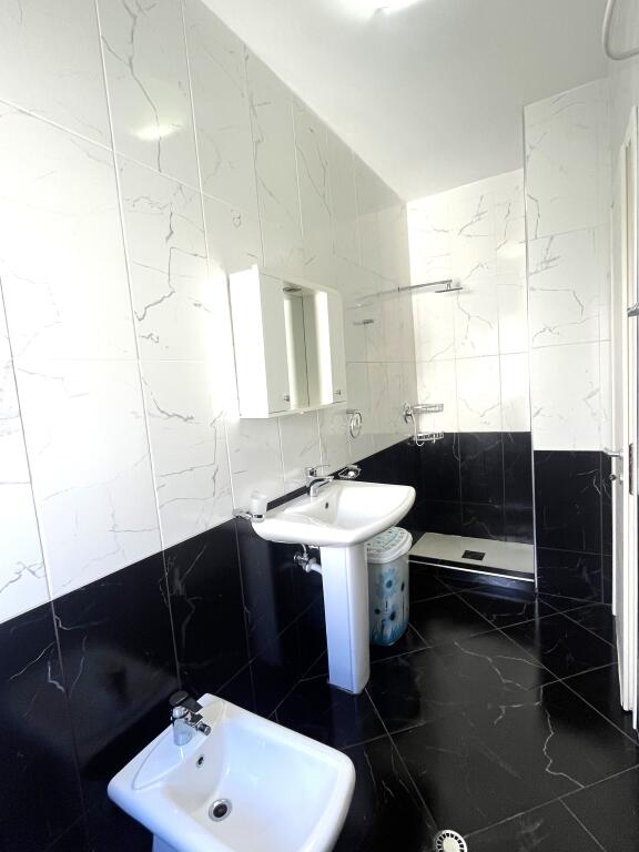 Apartament shumë i madh 700 metra nga deti