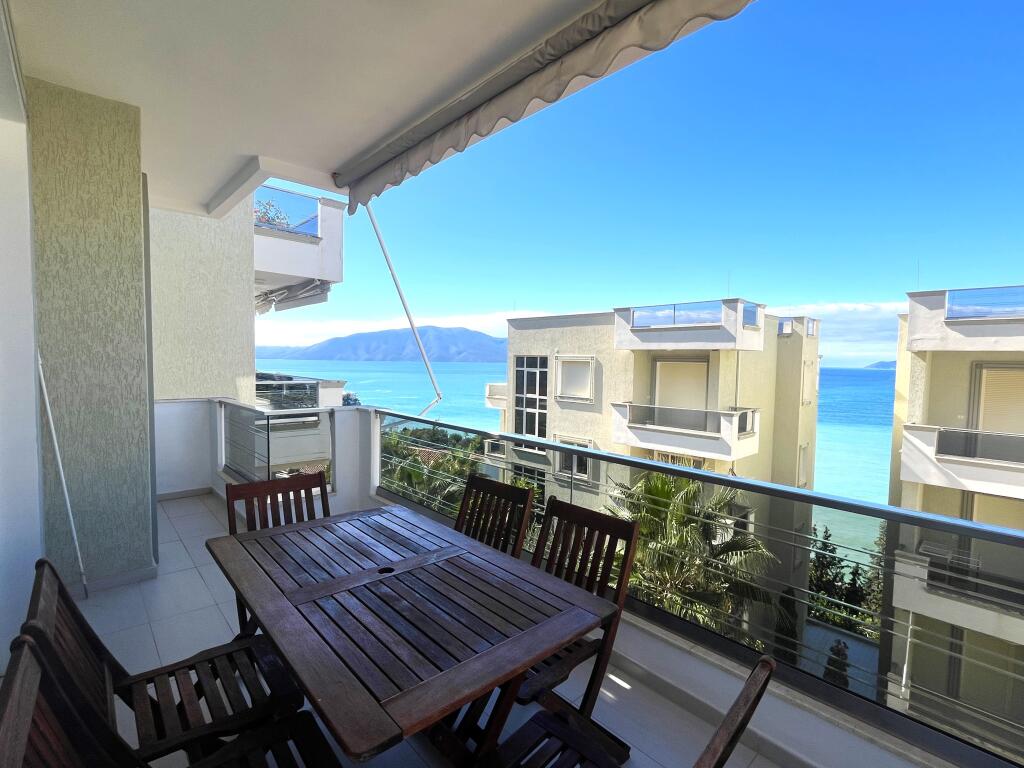 Apartament shumë i madh 700 metra nga deti