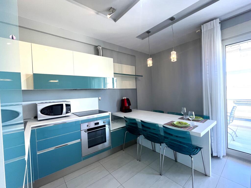 Apartament shumë i madh në zonën Uji i Ftohtë me verandë dhe pamje nga deti