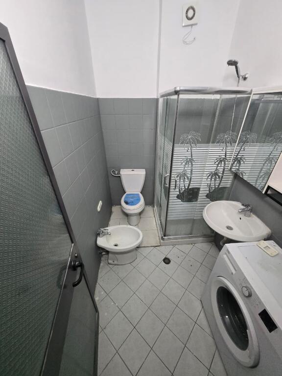vendo appartamento 1+1 con terrazza 60 metri a Shkëmbi i Kavajës .
