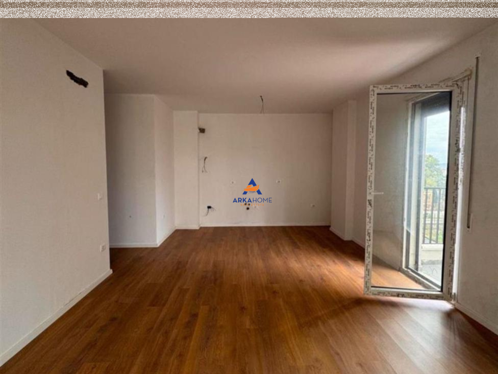 APARTAMENT ME QERA 2+1+BALLKON TE "DON BOSKO, PERBALLE GJYKATES ADMINISTRATIVE" 600 EURO