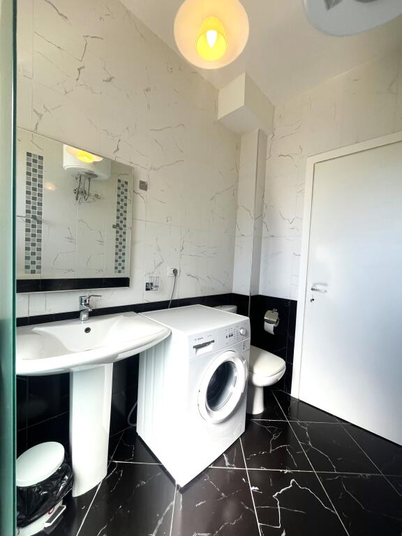 Apartament shumë i madh në zonën Uji i Ftohtë me verandë dhe pamje nga deti
