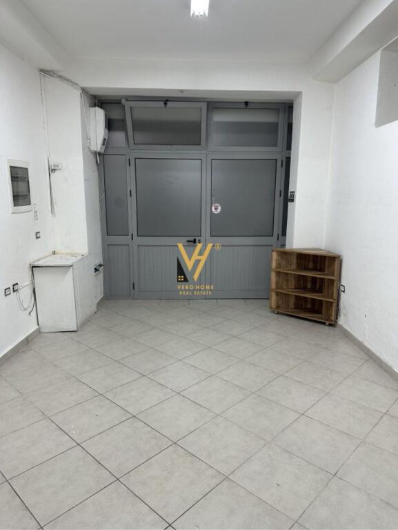 SHOP FOR RENT 38 M2 AT WILLSON SQUARE 550 EURO