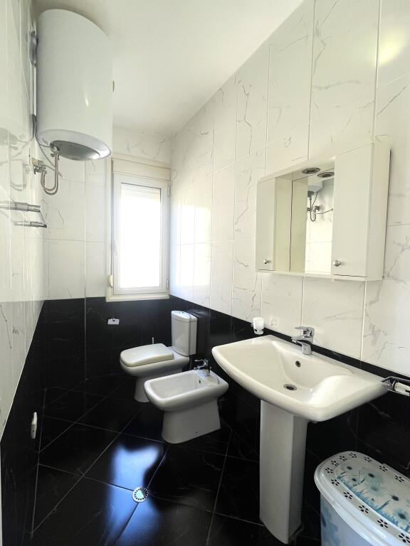 Apartament shumë i madh 700 metra nga deti