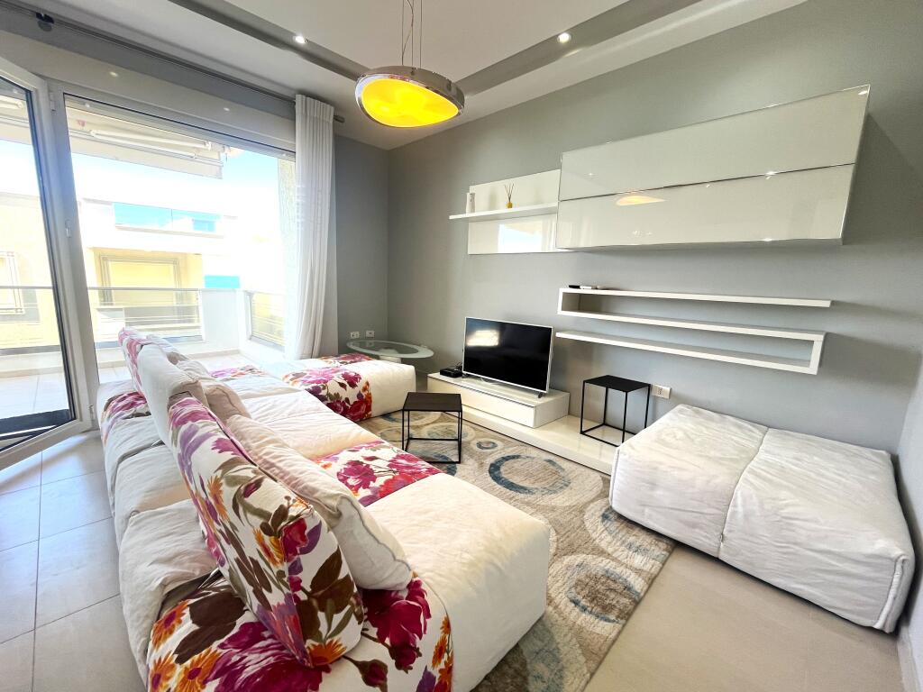 Apartament shumë i madh në zonën Uji i Ftohtë me verandë dhe pamje nga deti