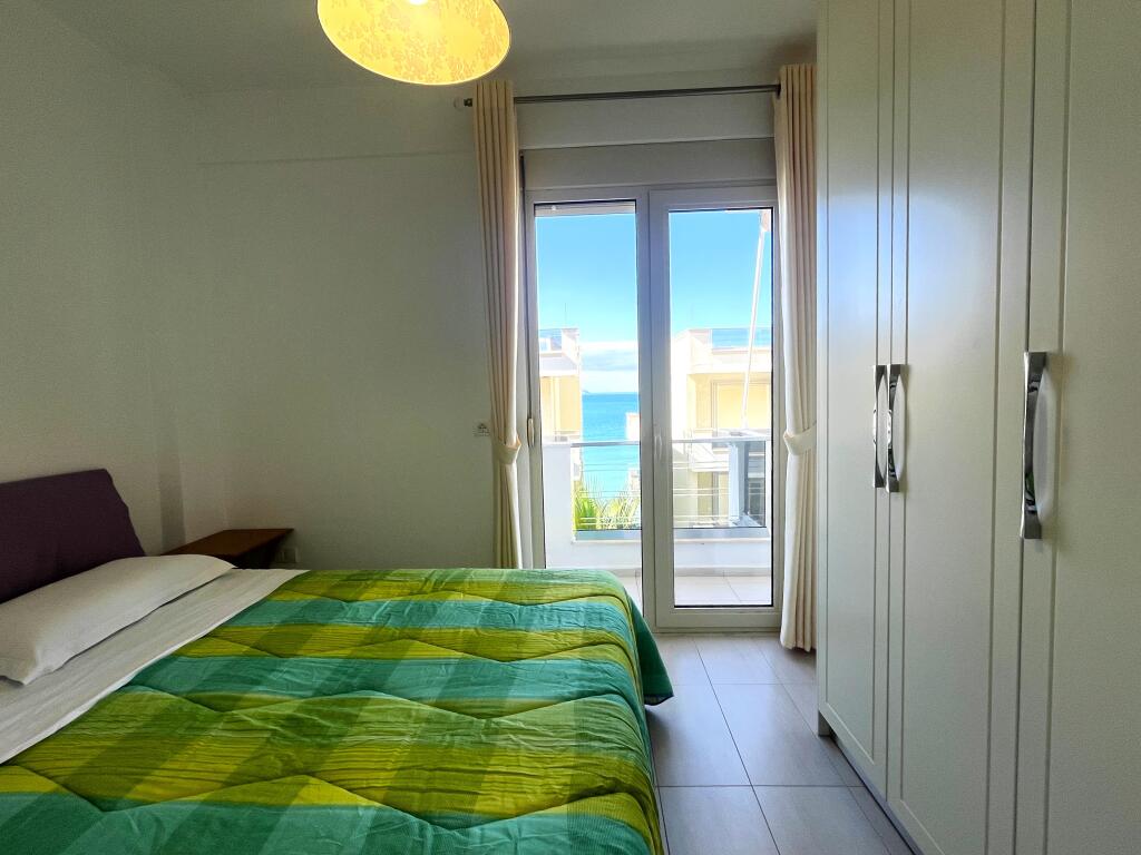Apartament shumë i madh 700 metra nga deti