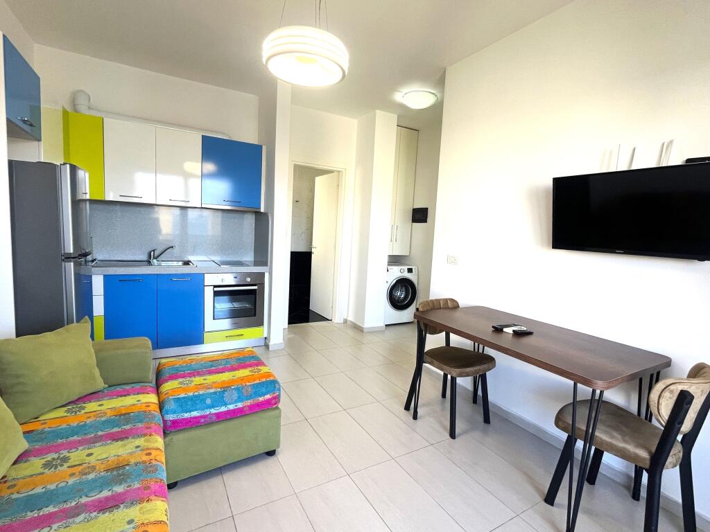 Apartament shumë i madh 700 metra nga deti