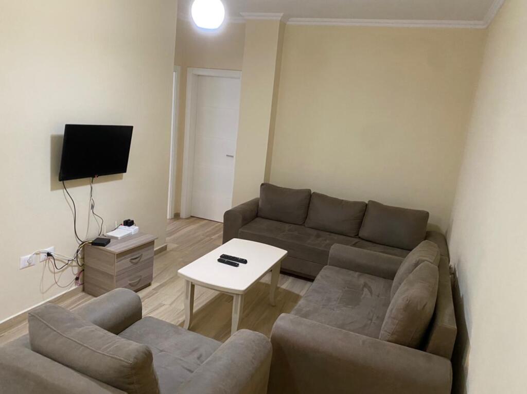 1+1,i mobiluar,rruga pinare te kopshti botanik,cmimi 450 euro