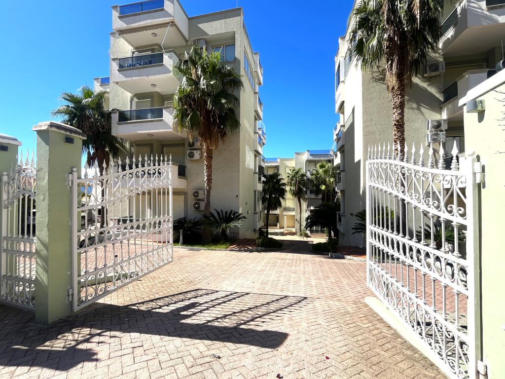 Apartament shumë i madh 700 metra nga deti