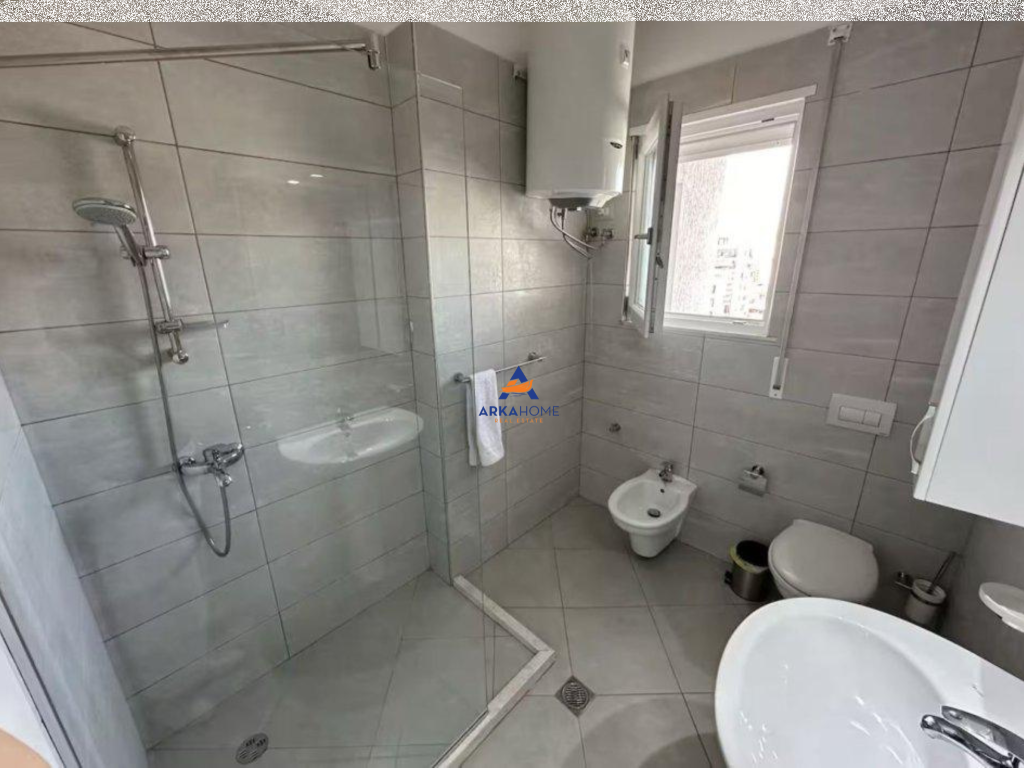 JEPET APARTAMENT ME QERA 2+1+BALLKON TE "PAZARI I RI" 1250 EURO