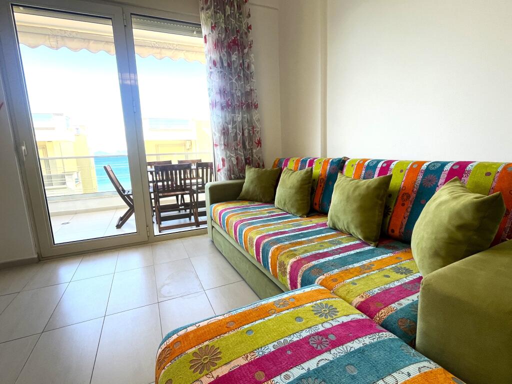 Apartament shumë i madh 700 metra nga deti