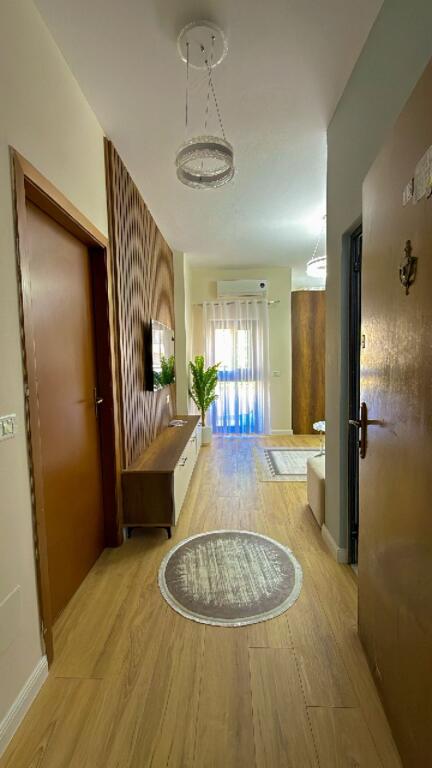 vendo appartamento 1+1 con terrazza 60 metri a Shkëmbi i Kavajës .
