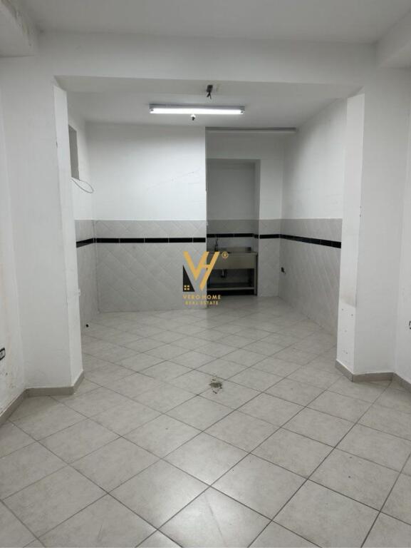 SHOP FOR RENT 38 M2 AT WILLSON SQUARE 550 EURO