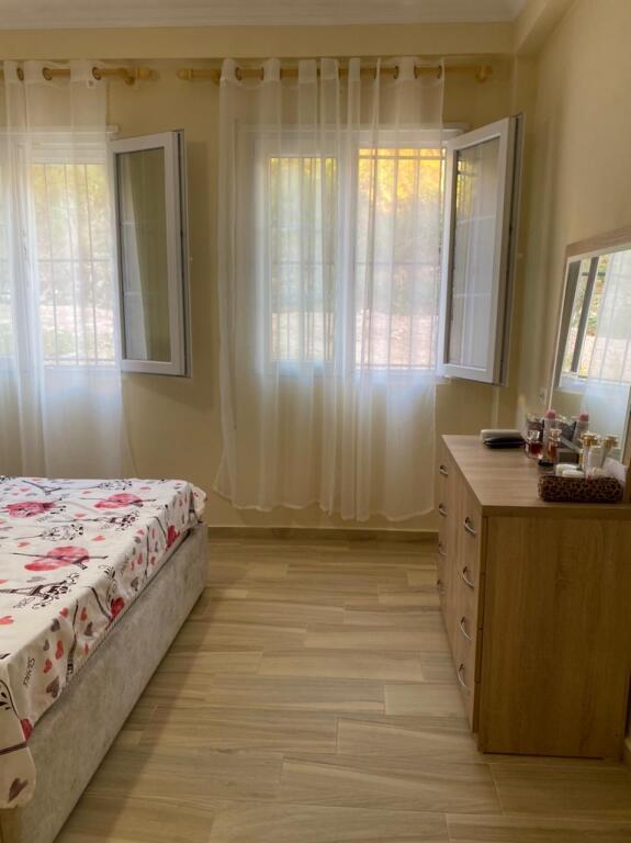 1+1,i mobiluar,rruga pinare te kopshti botanik,cmimi 450 euro