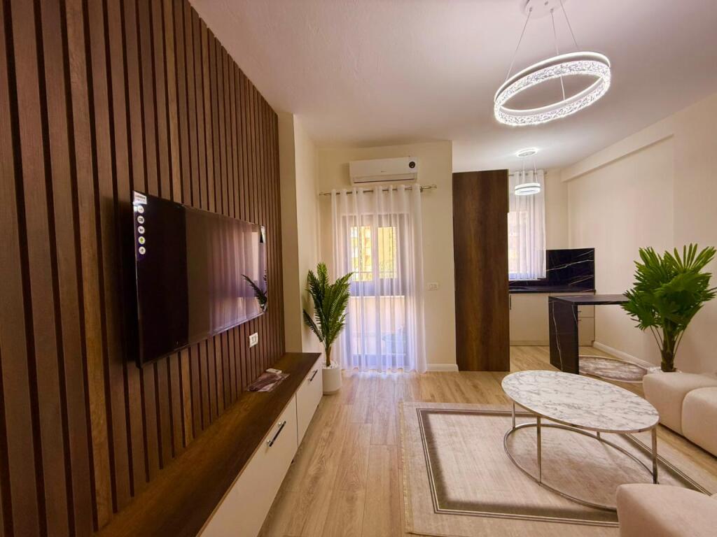 vendo appartamento 1+1 con terrazza 60 metri a Shkëmbi i Kavajës .
