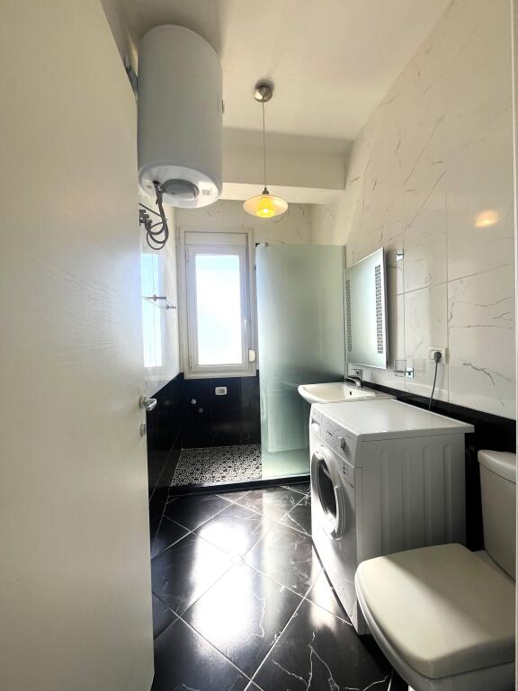 Apartament shumë i madh në zonën Uji i Ftohtë me verandë dhe pamje nga deti