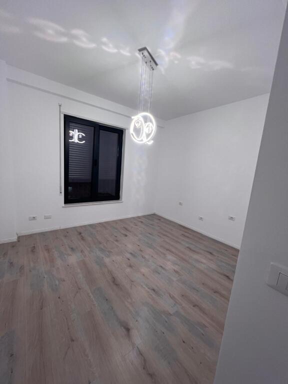 Apartament 2+1+2 me parkim per zyra, Stacioni i Trenit