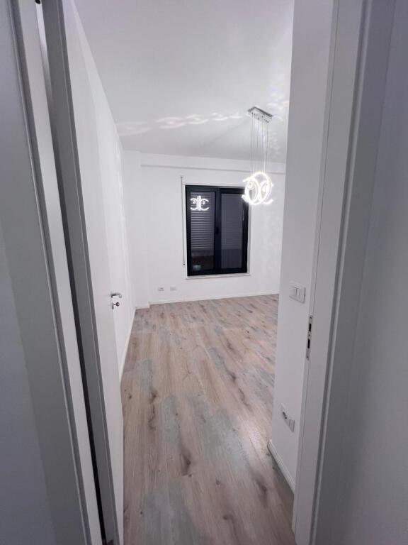 Apartament 2+1+2 me parkim per zyra, Stacioni i Trenit