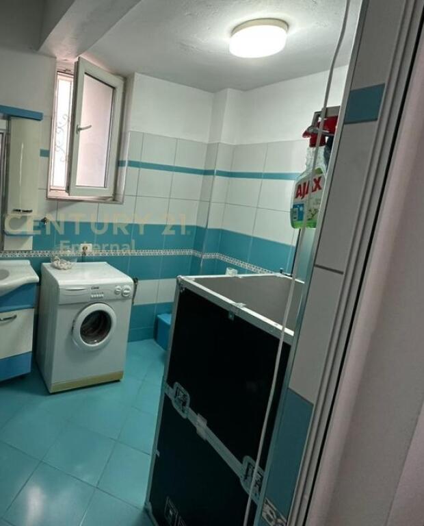 Spazio lavoro 3+1 nel cuore di Myslym Shyri – Pronto per studio o clinica