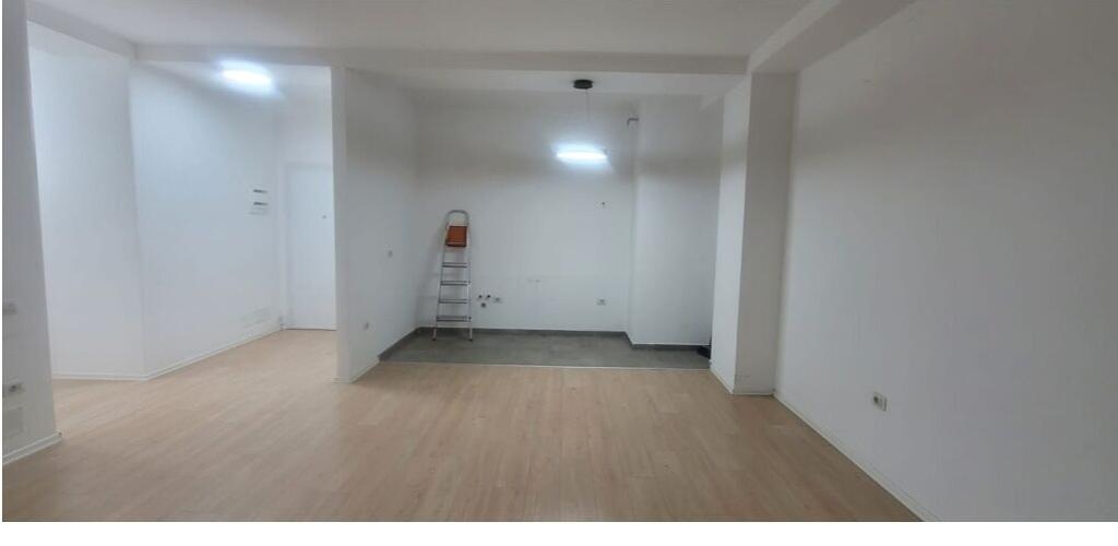 Jepet me qera  apartament me 3 ambiente per Zyra  