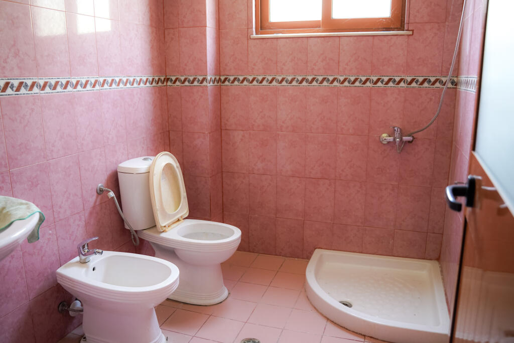 Casa privata su 3 piani in vendita con cortile e spazio parcheggio