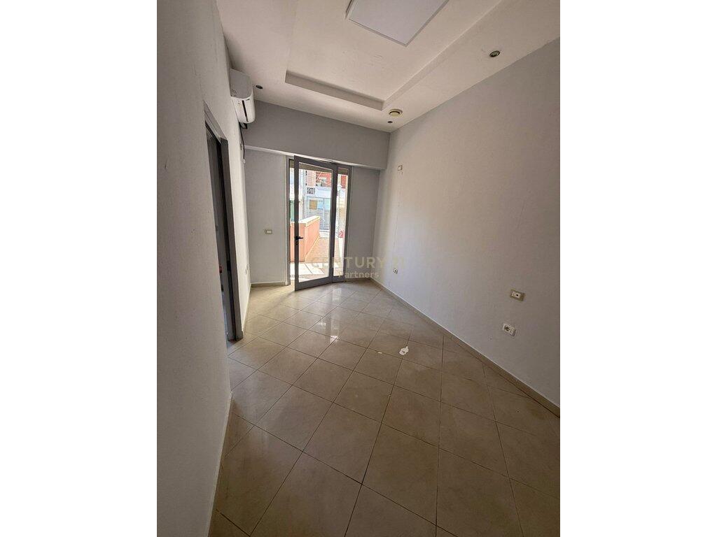 Office / small business~1+1 space in Brrakë ready for use