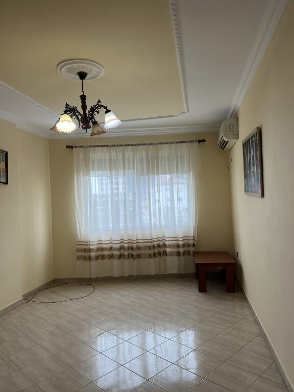 AFFITTASI 2+1 STAZIONE DEL TRENO 50.000 LEKE