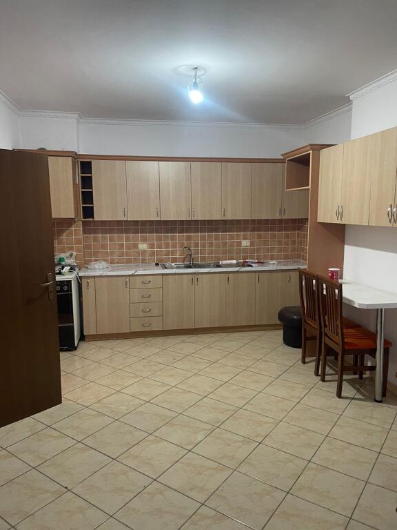 Tiranë, jepet me qera apartament 1+1 në katin e 8-të,me ashensor, 70 m²,rr kavajes.