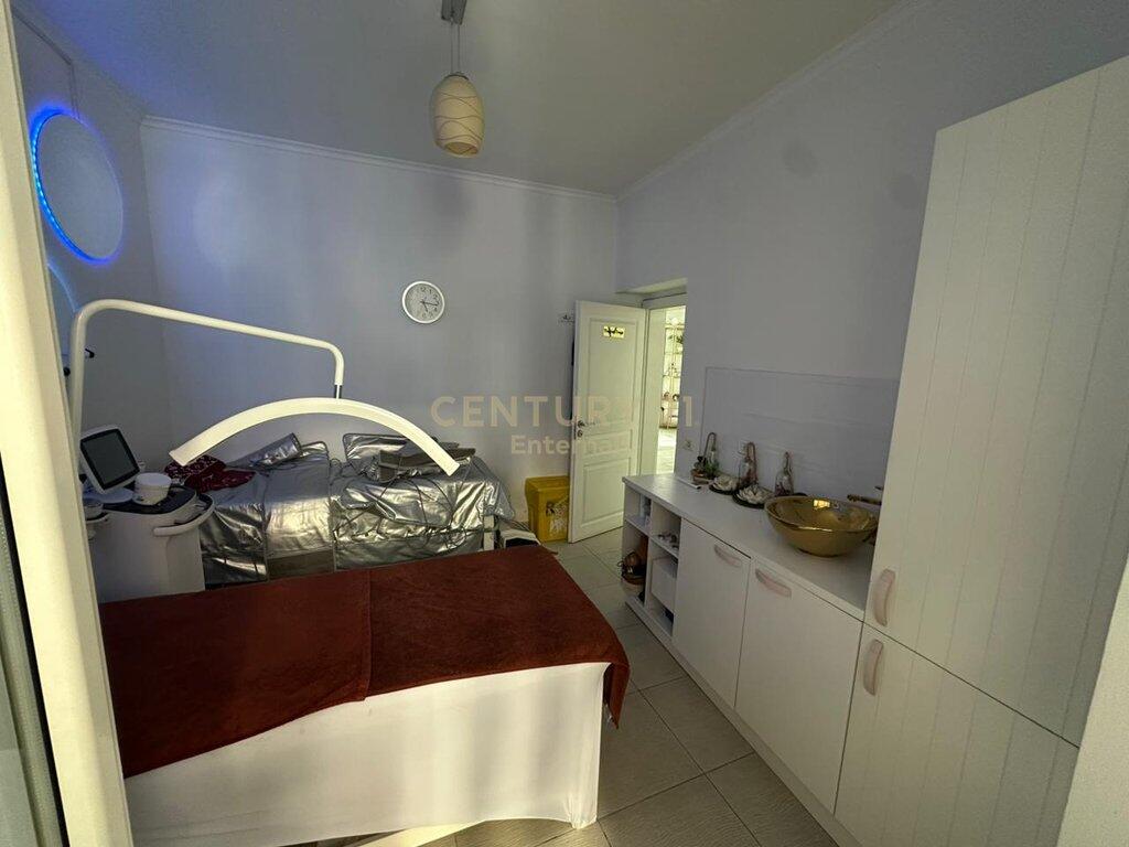 Spazio lavoro 3+1 nel cuore di Myslym Shyri – Pronto per studio o clinica