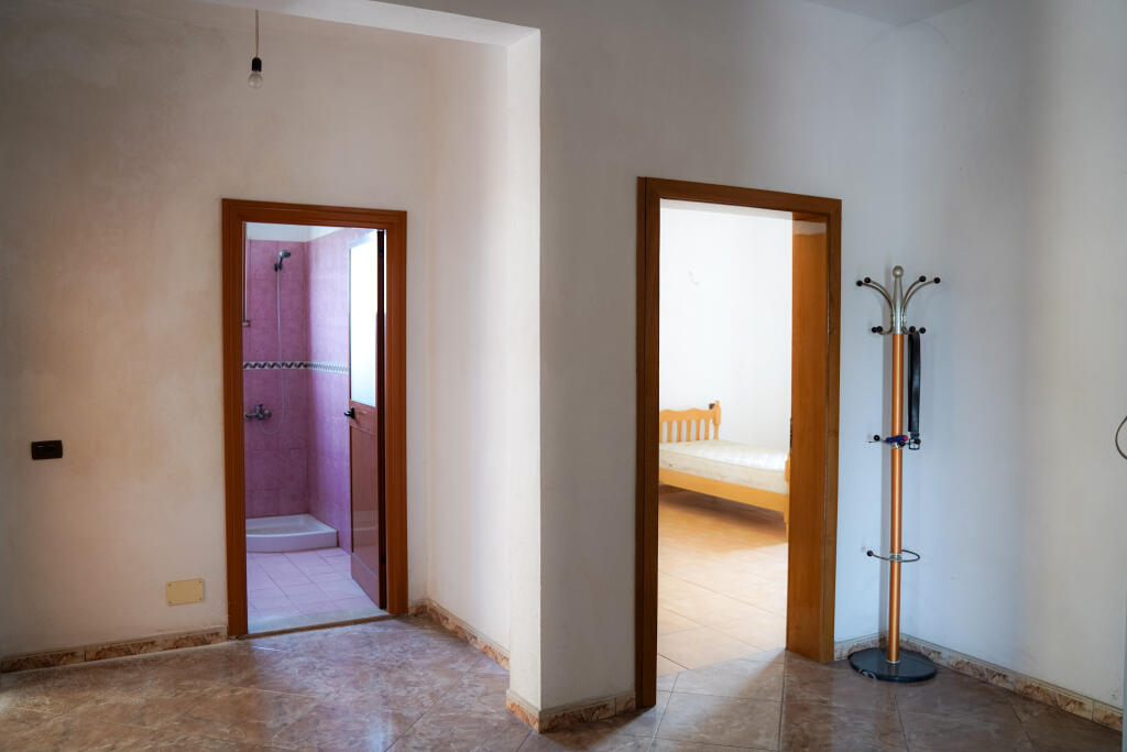 Casa privata su 3 piani in vendita con cortile e spazio parcheggio