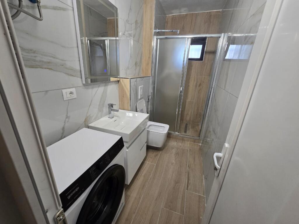 In affitto:  *2+1+Balcone *( S.75m2)*(📍Nuova Tirana - Via Kosovareve )* ||*850€ Completamente arredato con tutto  Nuovo investimento.