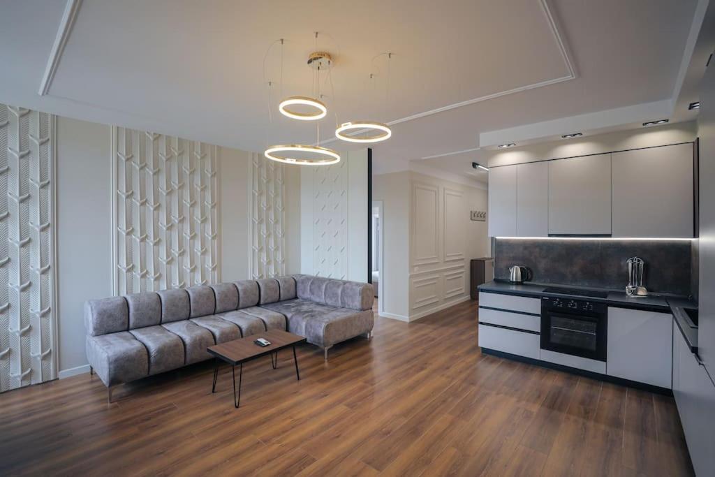 Shitet apartament 2+1 pranë Stadiumit Dinamo