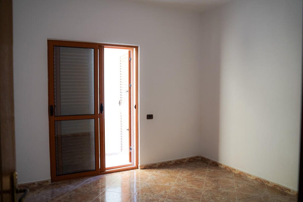 Casa privata su 3 piani in vendita con cortile e spazio parcheggio