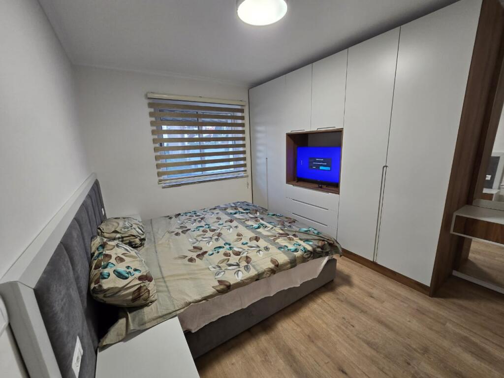 In affitto:  *2+1+Balcone *( S.75m2)*(📍Nuova Tirana - Via Kosovareve )* ||*850€ Completamente arredato con tutto  Nuovo investimento.