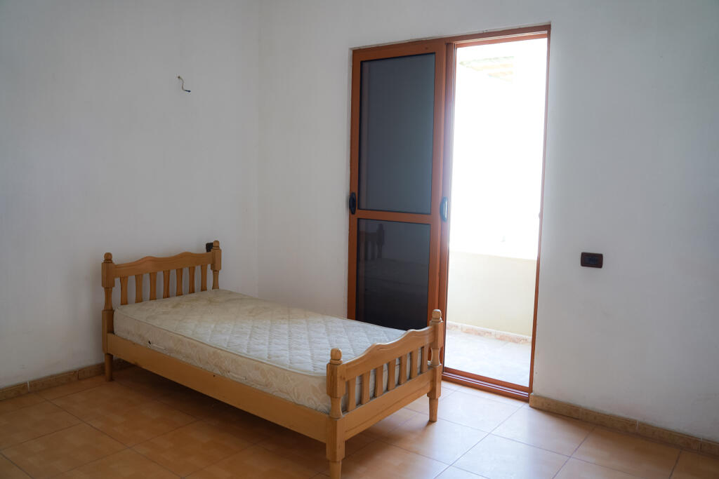 Casa privata su 3 piani in vendita con cortile e spazio parcheggio