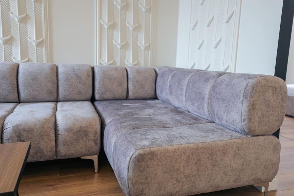 Shitet apartament 2+1 pranë Stadiumit Dinamo