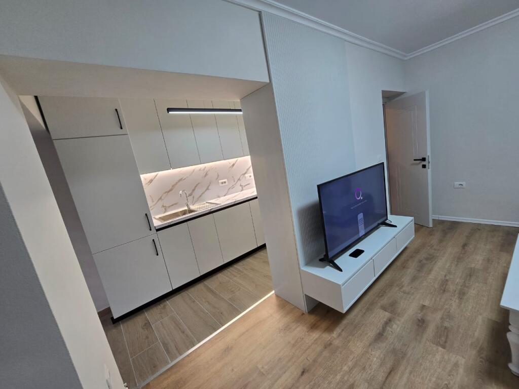 In affitto:  *2+1+Balcone *( S.75m2)*(📍Nuova Tirana - Via Kosovareve )* ||*850€ Completamente arredato con tutto  Nuovo investimento.