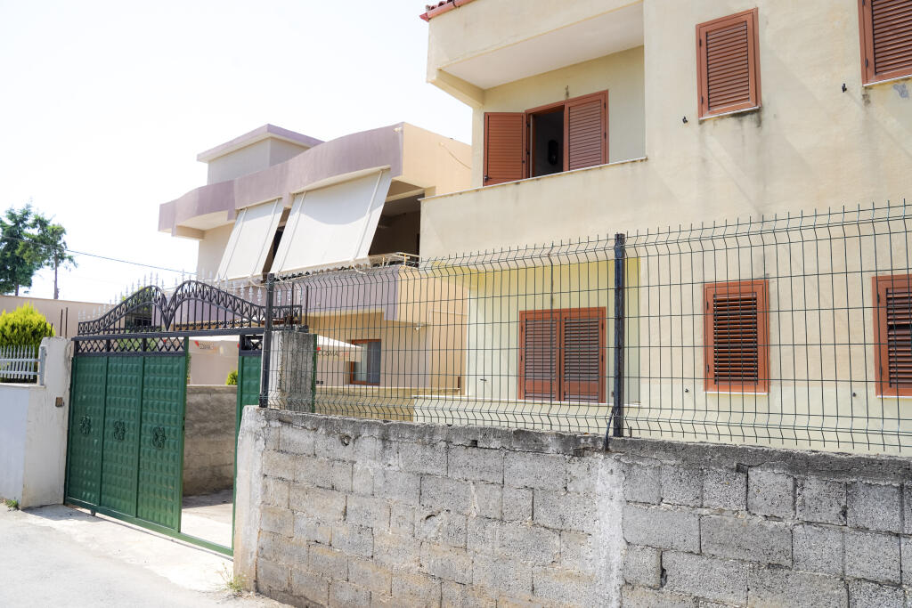 Casa privata su 3 piani in vendita con cortile e spazio parcheggio